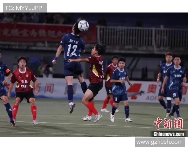 红衣足球明星风采展现球场上的激情与荣耀尽在其中